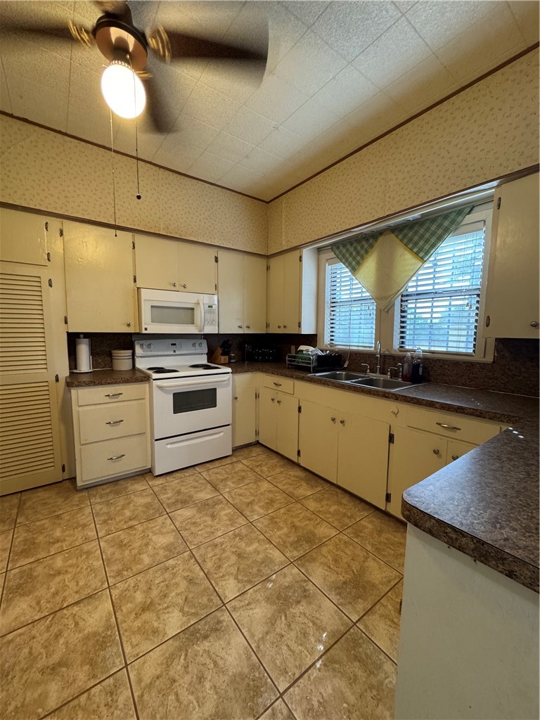 1773 Main Street Concepcion, TX 78349 - Photo 13 of 24 Kitchen in the primary home