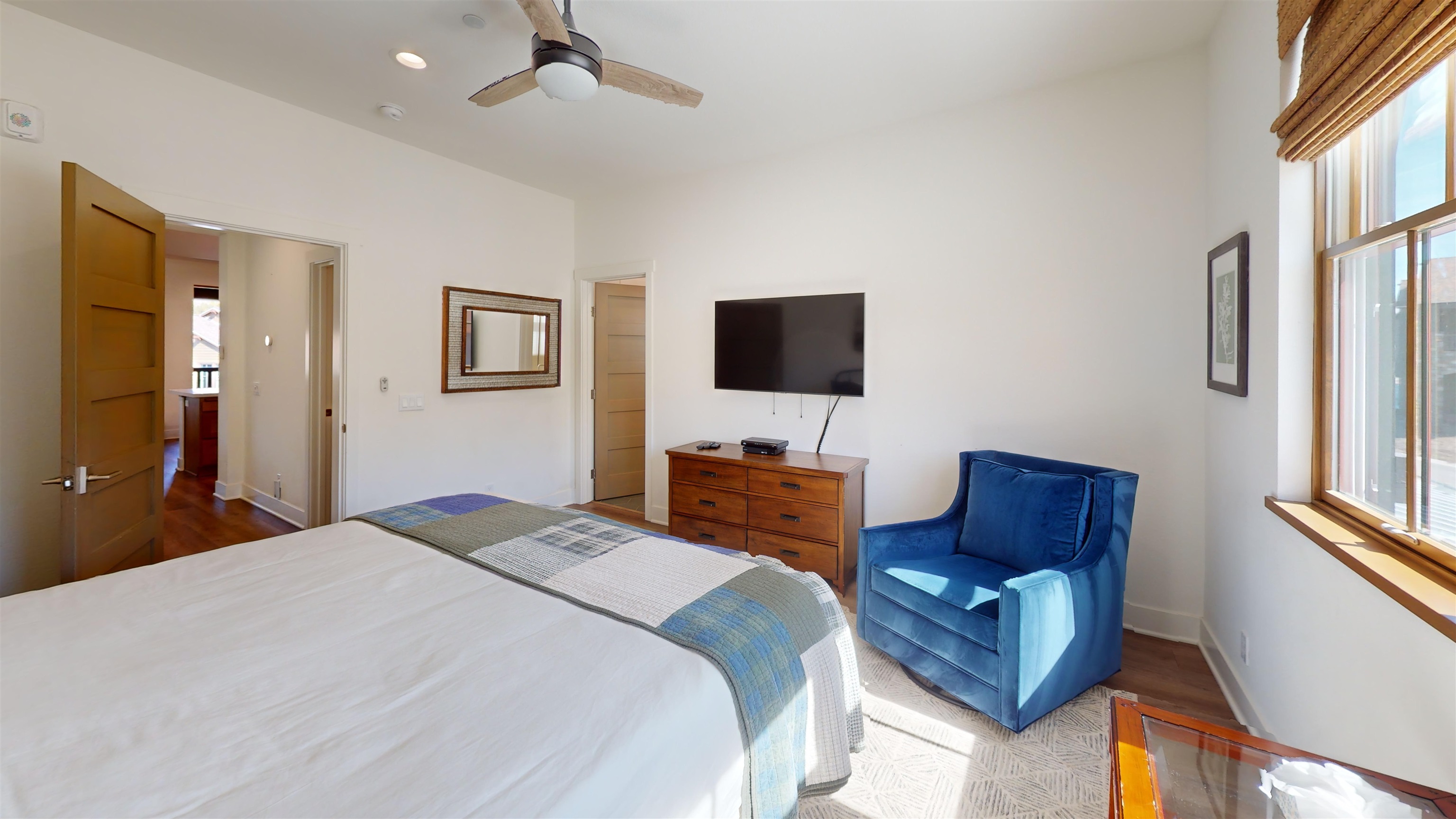 1463 Boulder Creek Road, Unit 1463 Mammoth Lakes, CA 93546 - Photo 18 of 37 a bedroom with a bed and a flat screen tv