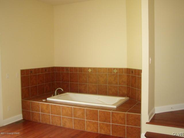 41 Martingale Shavertown, PA 18708 - Photo 4 of 6