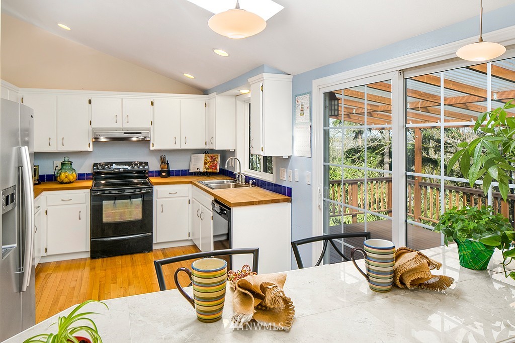 1650 Monroe Court Southeast Renton, WA 98058 - Photo 8 of 23 Gallery Image 8