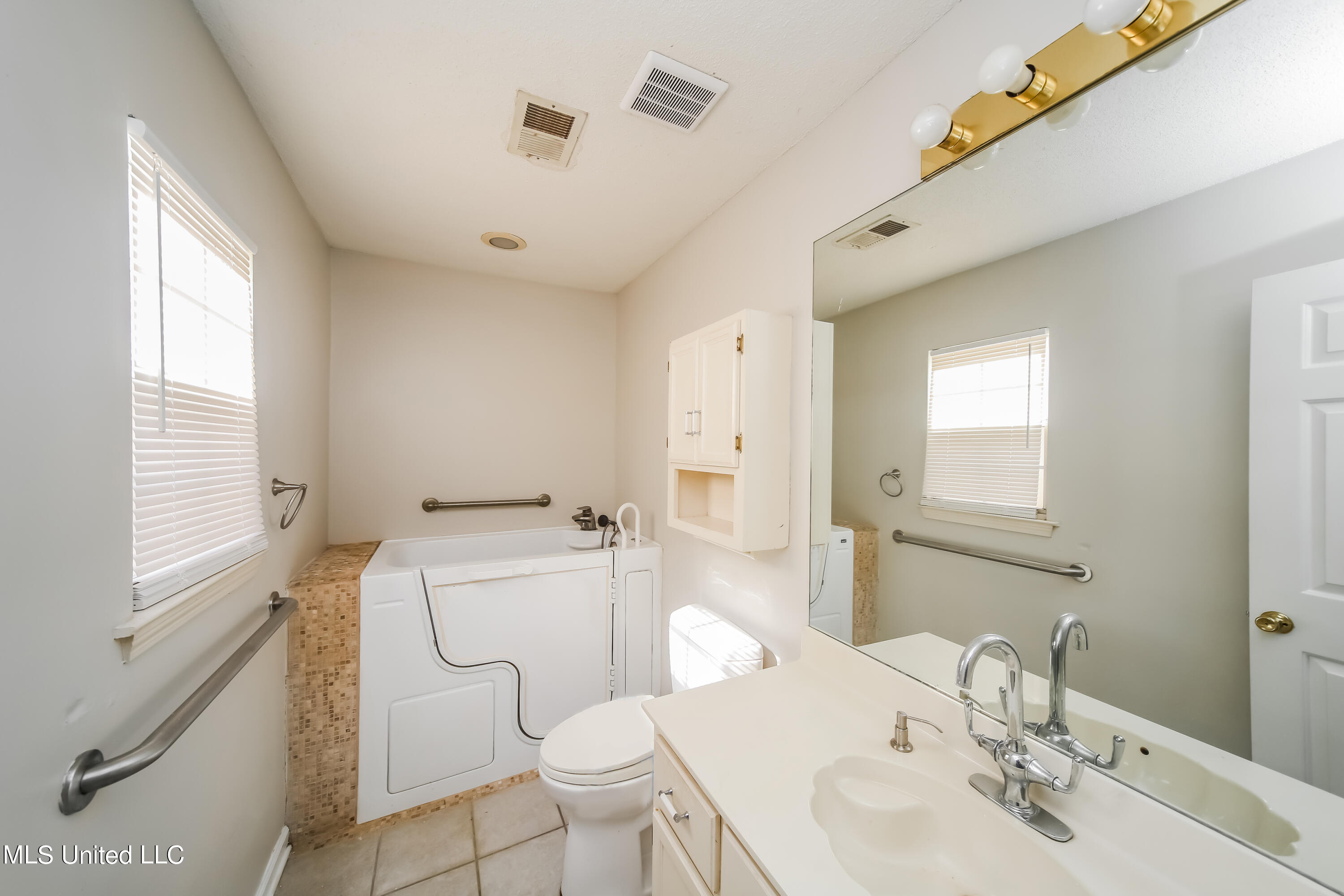 1107 Charstone Drive Southaven, MS 38671 - Photo 11 of 15 011-photo-primary-bathroom-11091248