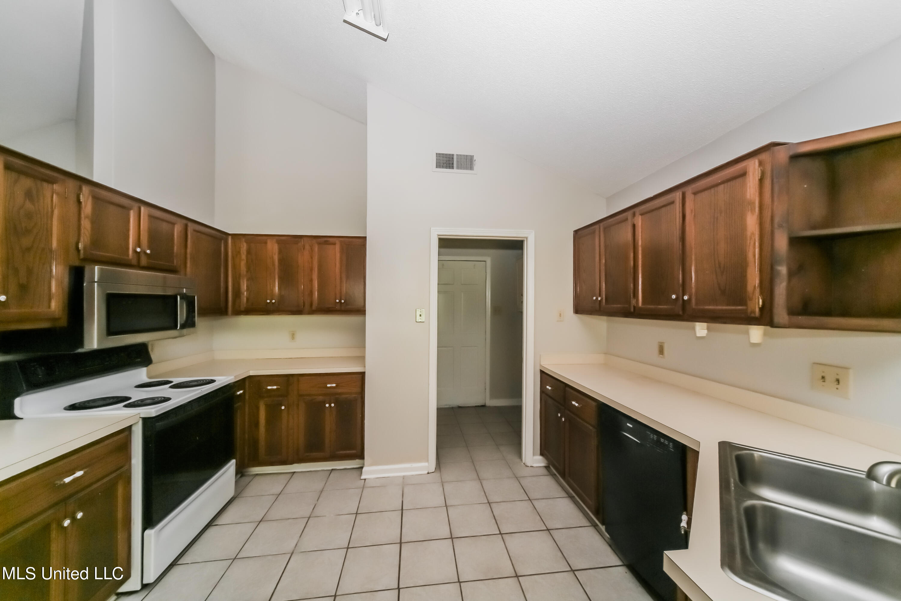 1107 Charstone Drive Southaven, MS 38671 - Photo 6 of 15 006-photo-kitchen-11091237