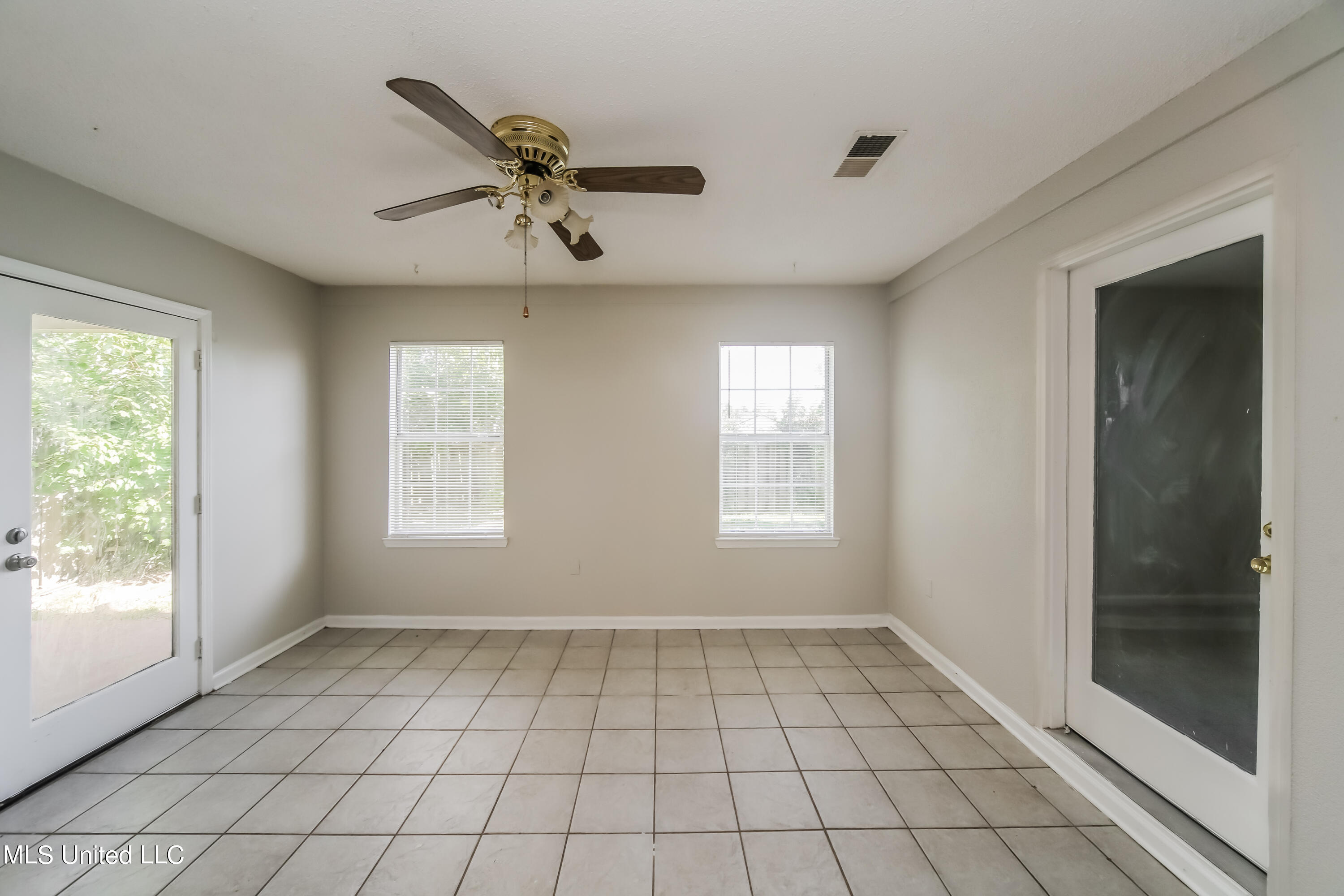 1107 Charstone Drive Southaven, MS 38671 - Photo 8 of 15 008-photo-sitting-room-11091245