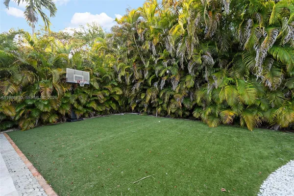 a view of a back yard