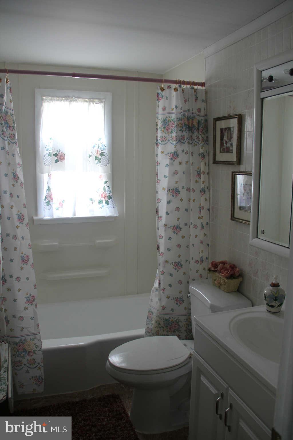 7820 Highpoint Road Baltimore, MD 21234 - Photo 13 of 25 Bath