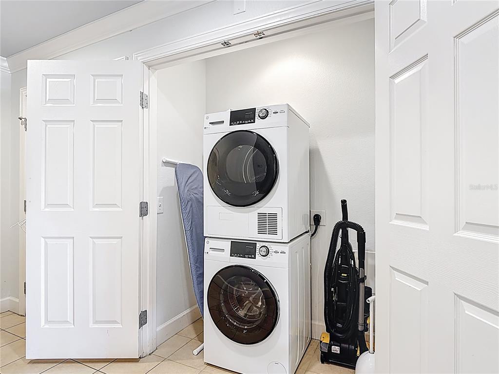 1356 Centre Ct Ridge Drive, Unit 103 Reunion, FL 34747 - Photo 38 of 53 a utility room with dryer and washer