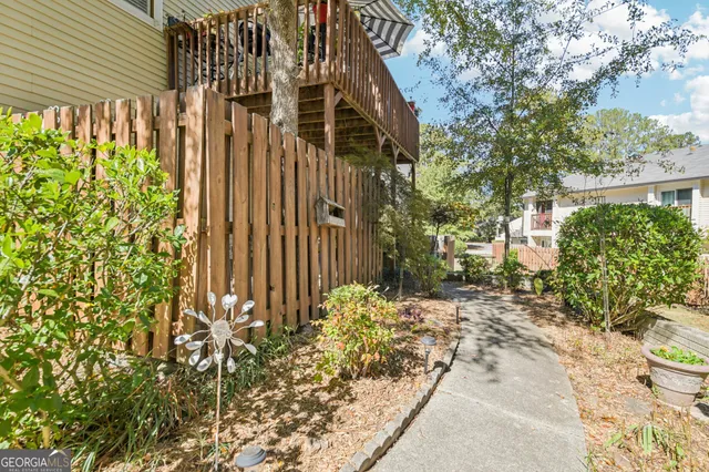 a view of a backyard with pathway