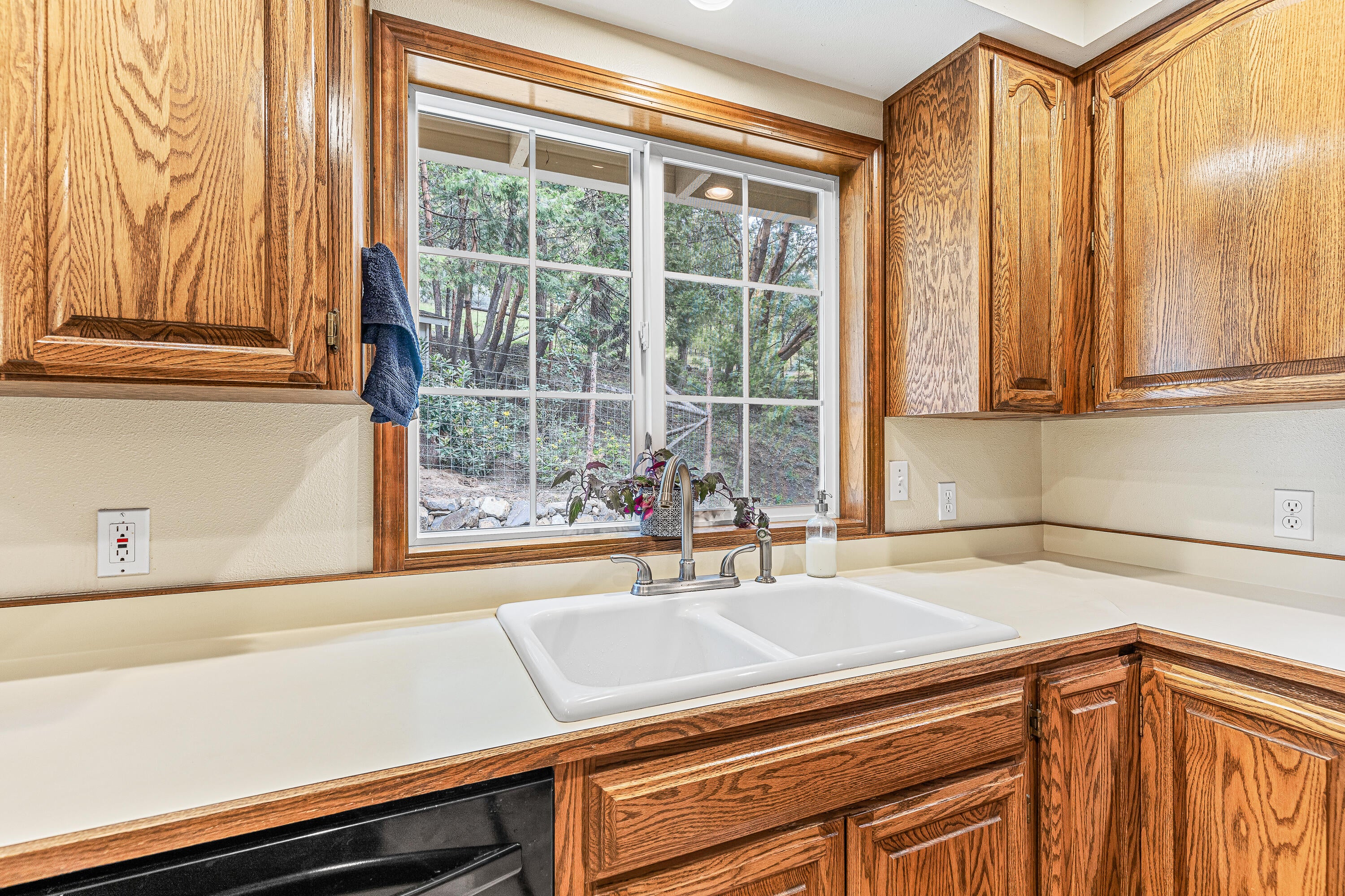 3142 Anderson Creek Road Talent, OR 97540 - Photo 10 of 46 Kitchen