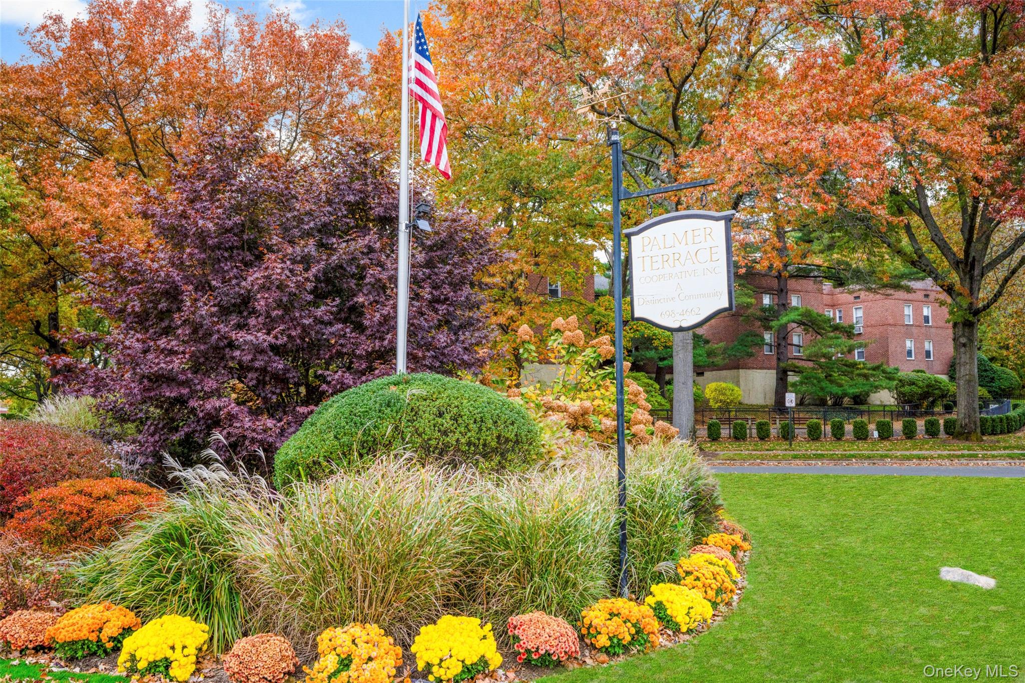 325 Palmer Terrace, Unit 2C Mamaroneck, NY 10543 - Photo 3 of 18 a backyard of a house with lots of green space