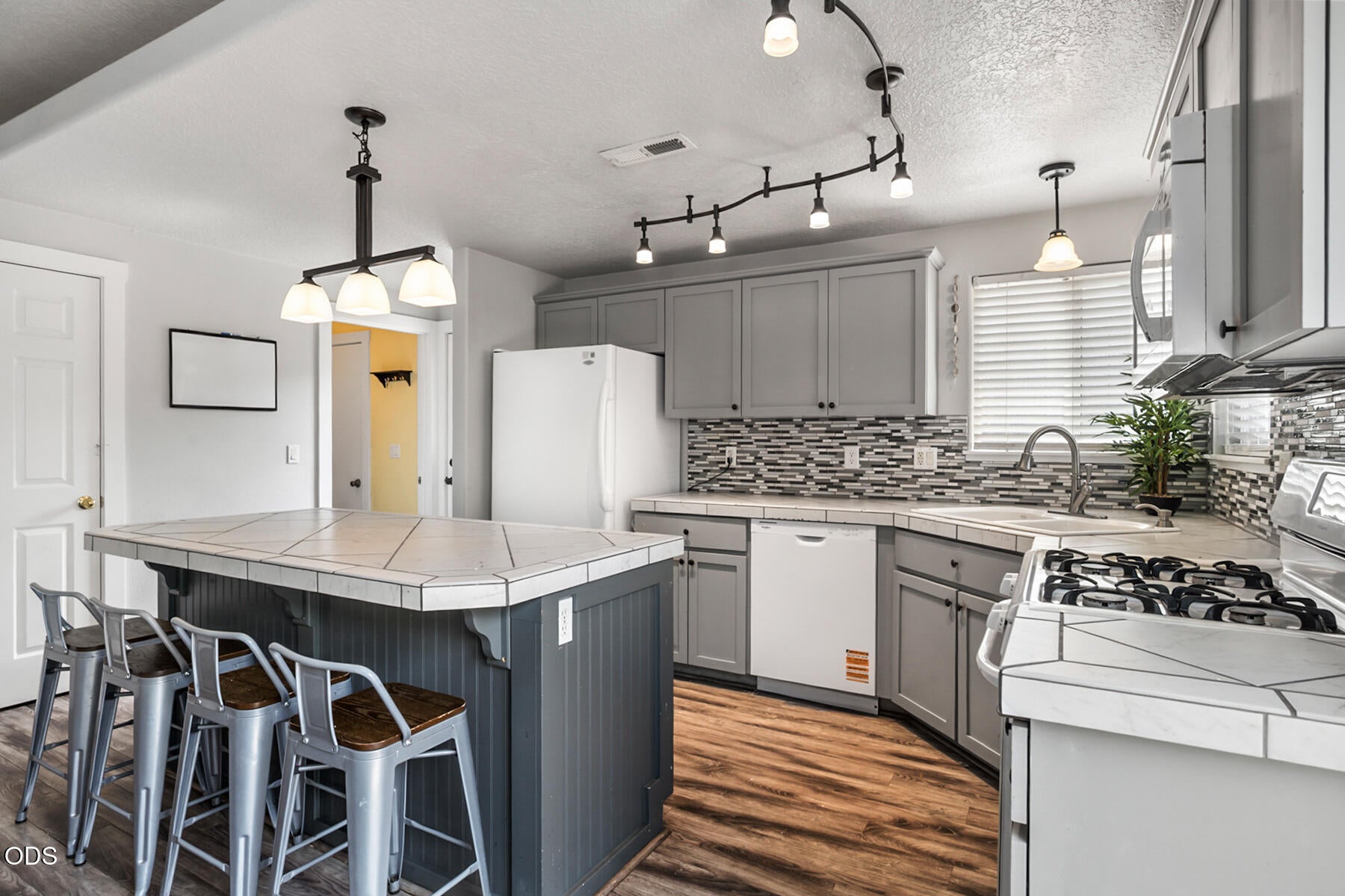 61049 Larkspur Loop Bend, OR 97702 - Photo 11 of 30 Gallery Image 11