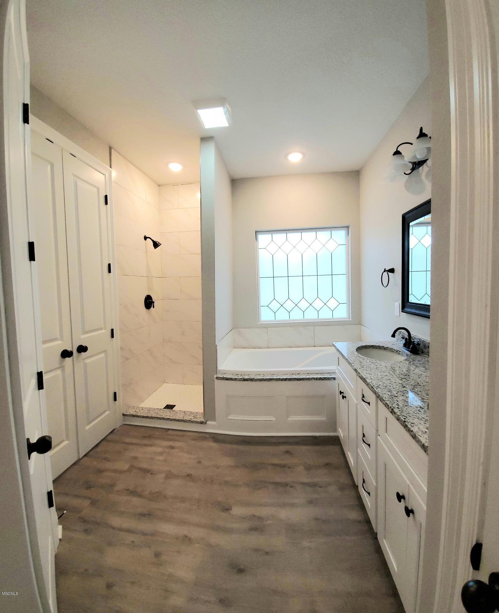 15300 Big Ridge Road Biloxi, MS 39532 - Photo 18 of 33 Master Bath