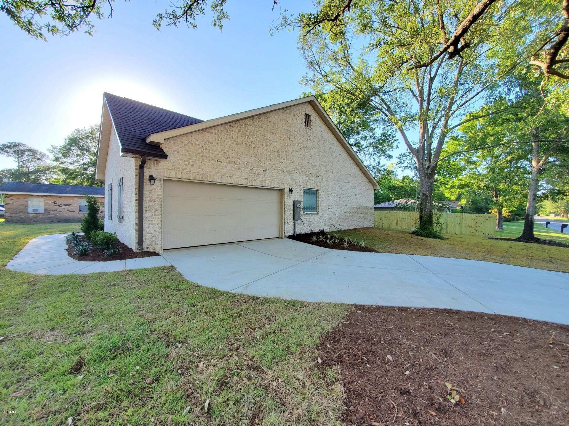 15300 Big Ridge Road Biloxi, MS 39532 - Photo 5 of 33 Side Elevation