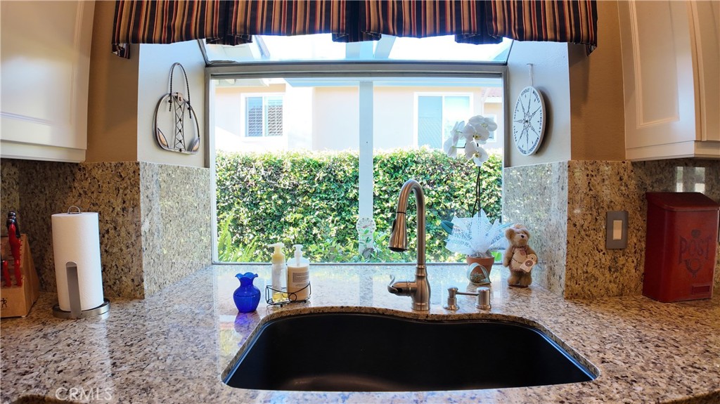 43080 Vista Del Rancho Temecula, CA 92592 - Photo 55 of 57 a bedroom with a bed a mirror and potted plant