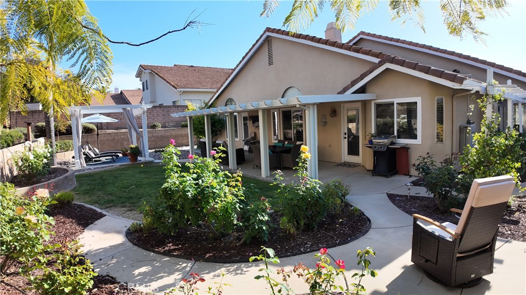 43080 Vista Del Rancho Temecula, CA 92592 - Photo 10 of 57 a front view of a house with garden