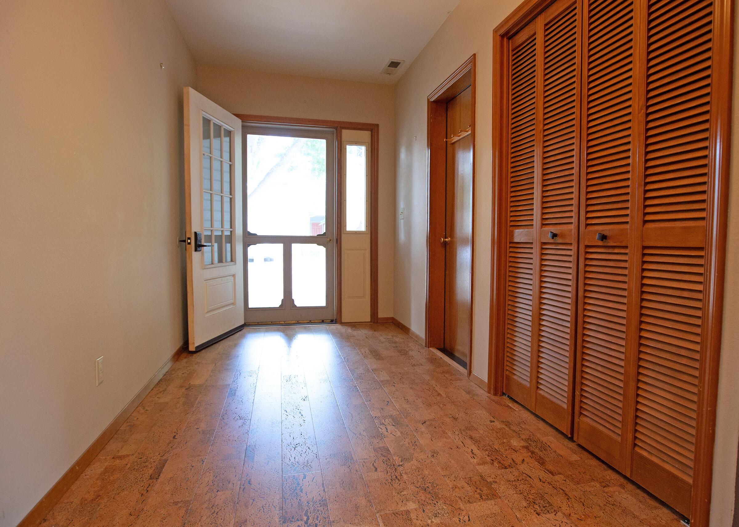 159 North Wightman Street Ashland, OR 97520 - Photo 4 of 22 Entry hall