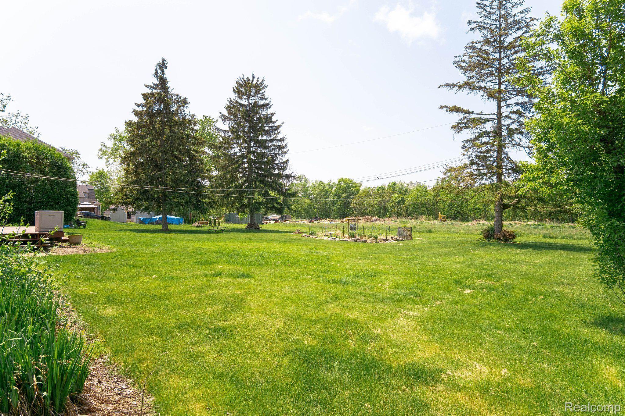 45315 Deneweth Road Macomb, MI 48042 - Photo 30 of 33 Large Private Yard