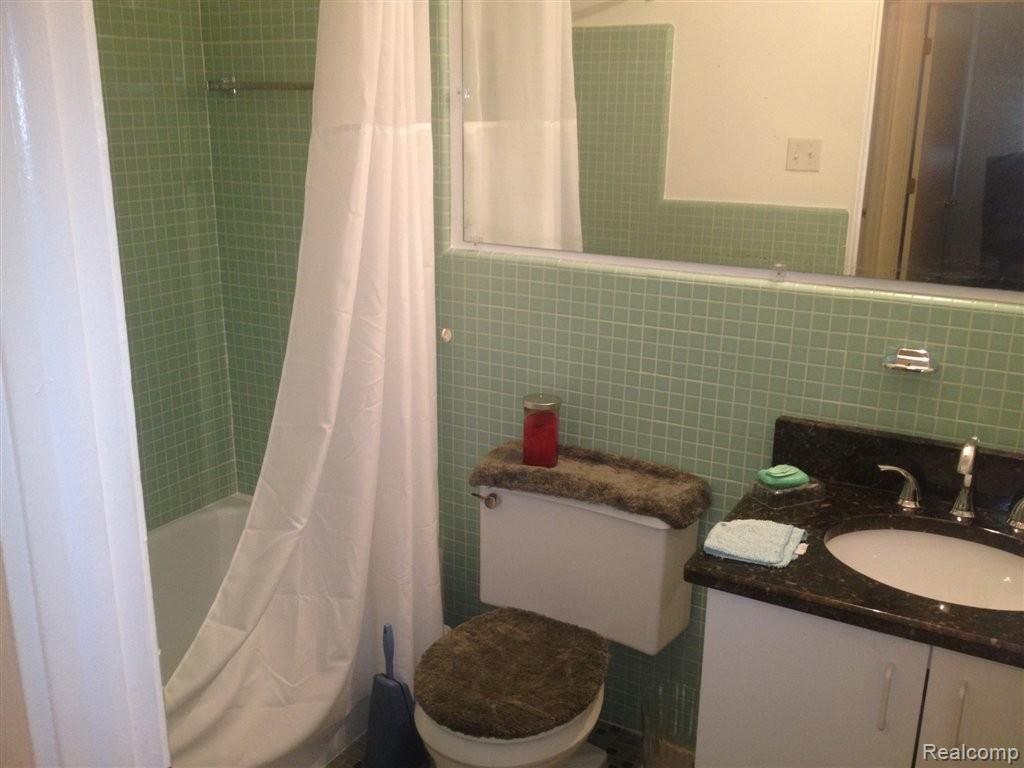 25545 Lahser Road, Unit 7 Southfield, MI 48033 - Photo 2 of 7 lah bath.jpg