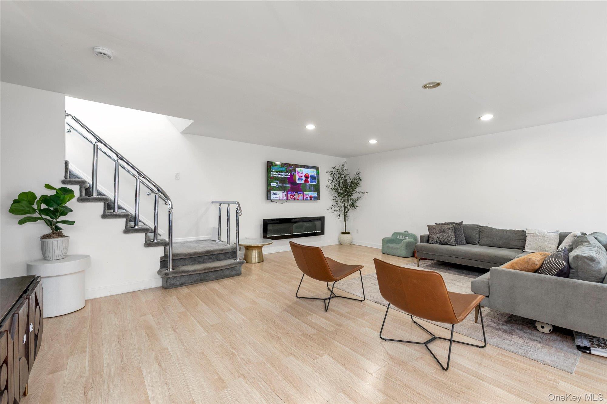 21 Spring Hollow Road Roslyn, NY 11576 - Photo 7 of 25 Living Room