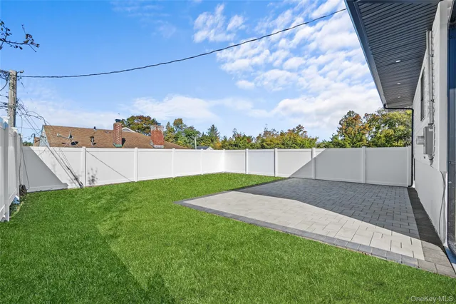 a view of a backyard