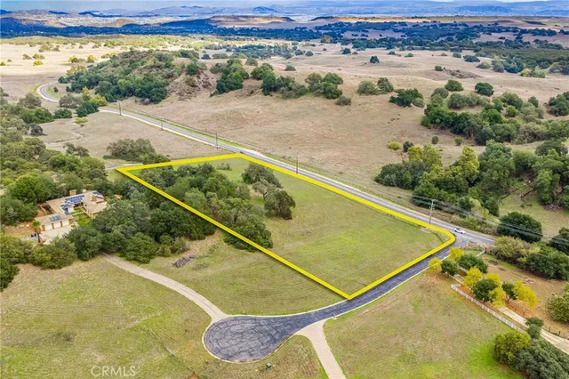 a view of a tennis court