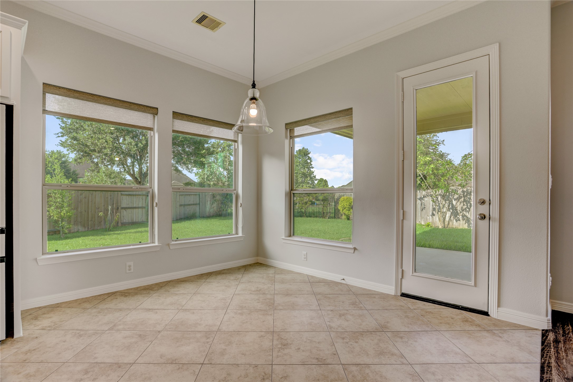 3002 Currant Drive Manvel, TX 77578 - Photo 20 of 43 a view of an empty room with a window