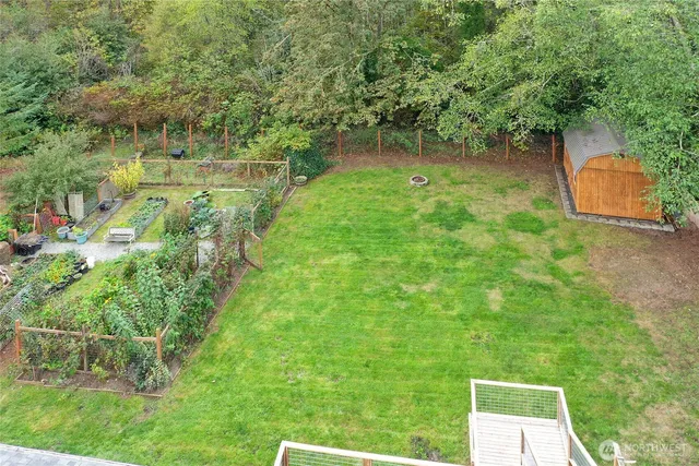 a view of a back yard