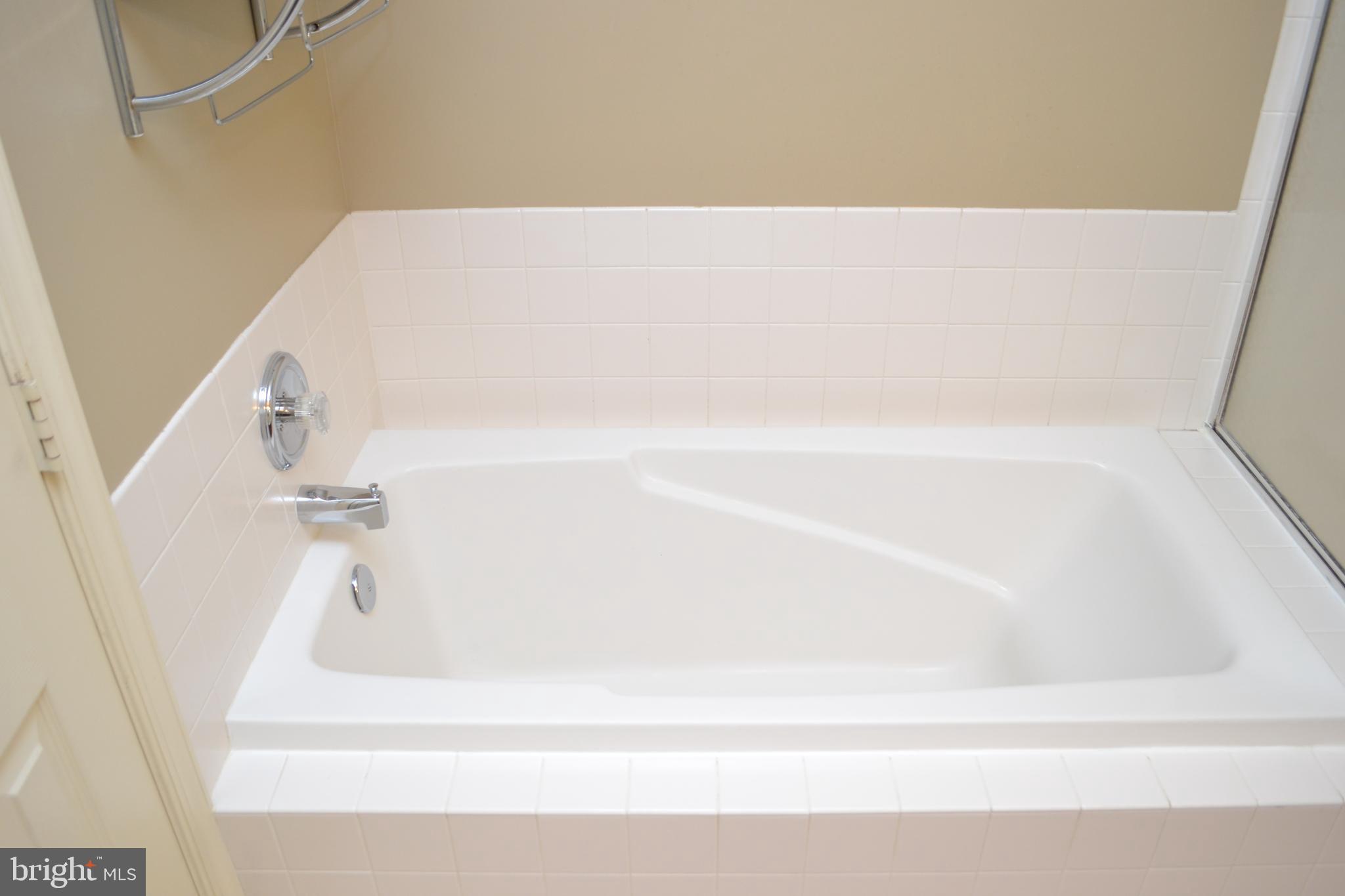 2202 Garden Lane Frederick, MD 21701 - Photo 30 of 50 a bathroom with a bathtub