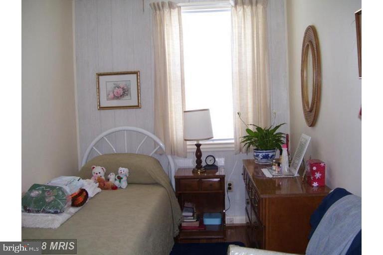 515 Roundview Road Brooklyn, MD 21225 - Photo 8 of 14 a living room with furniture and a mirror