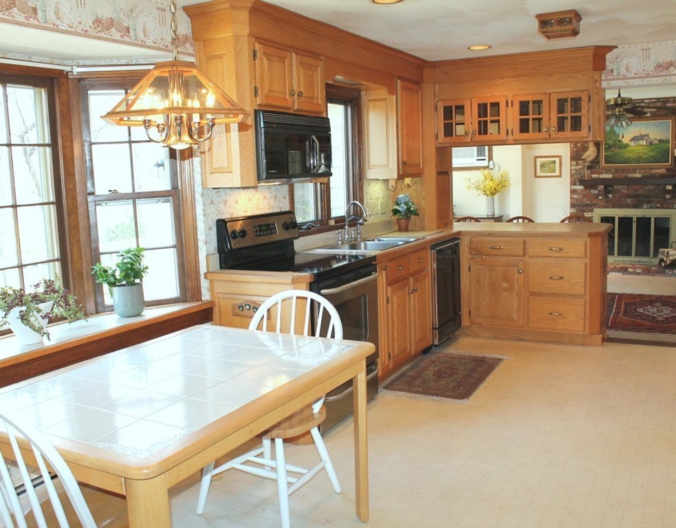 32 Meadowbrook Road Bedford, MA 01730 - Photo 10 of 20 Gallery Image 10