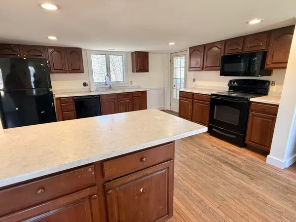 $289,000 | 111 East Main Street, Vinalhaven, ME 04863