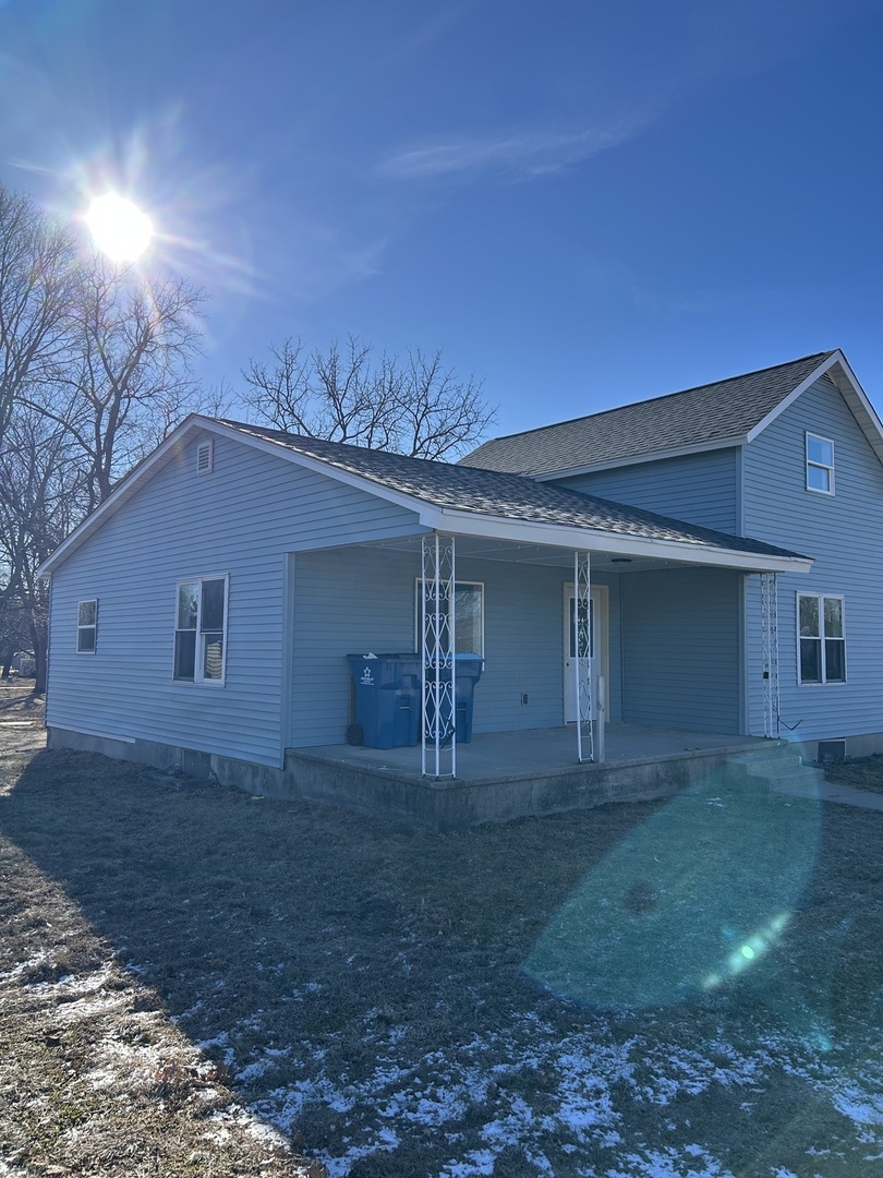 129 West Main Street Amboy, IL 61310 - Photo 3 of 40 front view of a house with a yard
