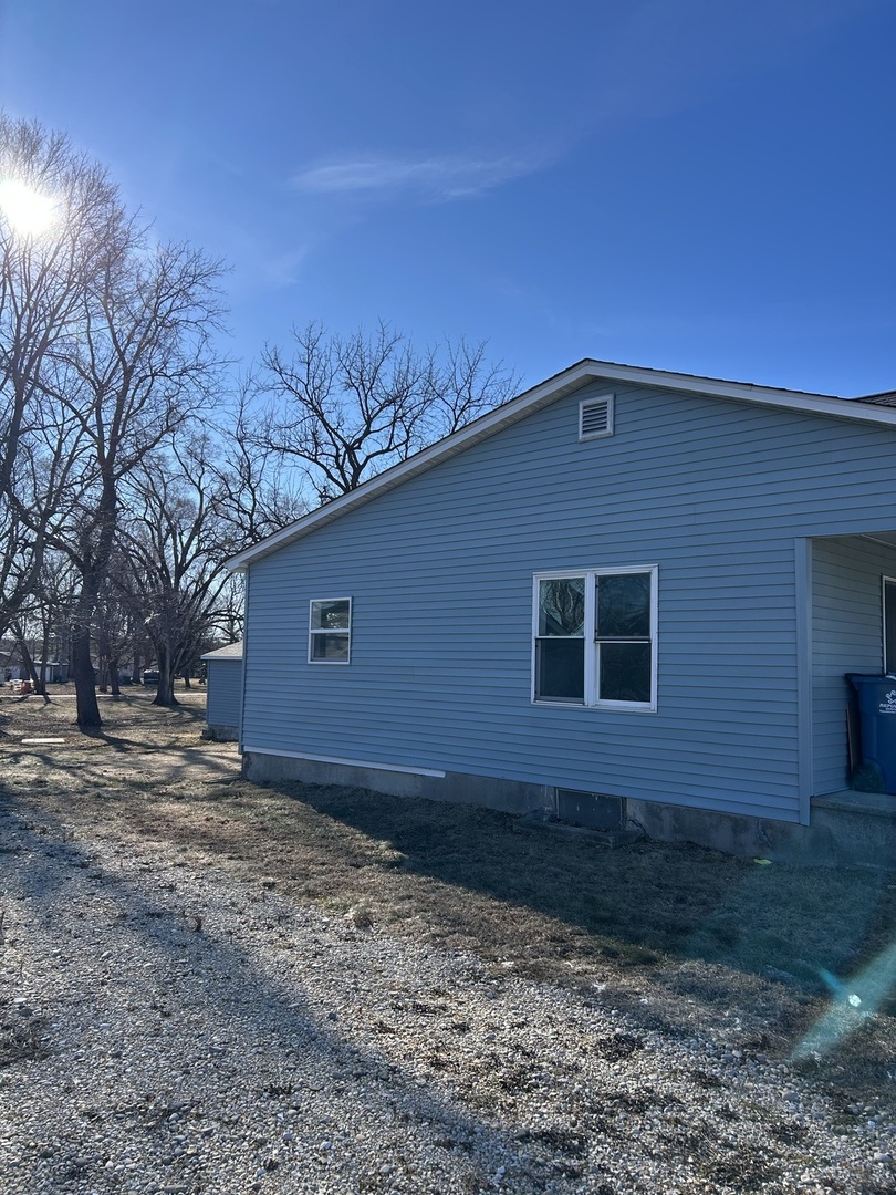 129 West Main Street Amboy, IL 61310 - Photo 4 of 40 a backyard of a house