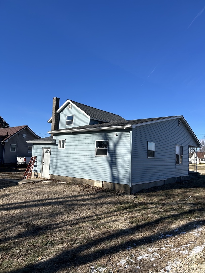 129 West Main Street Amboy, IL 61310 - Photo 5 of 40 a front view of a house with a yard