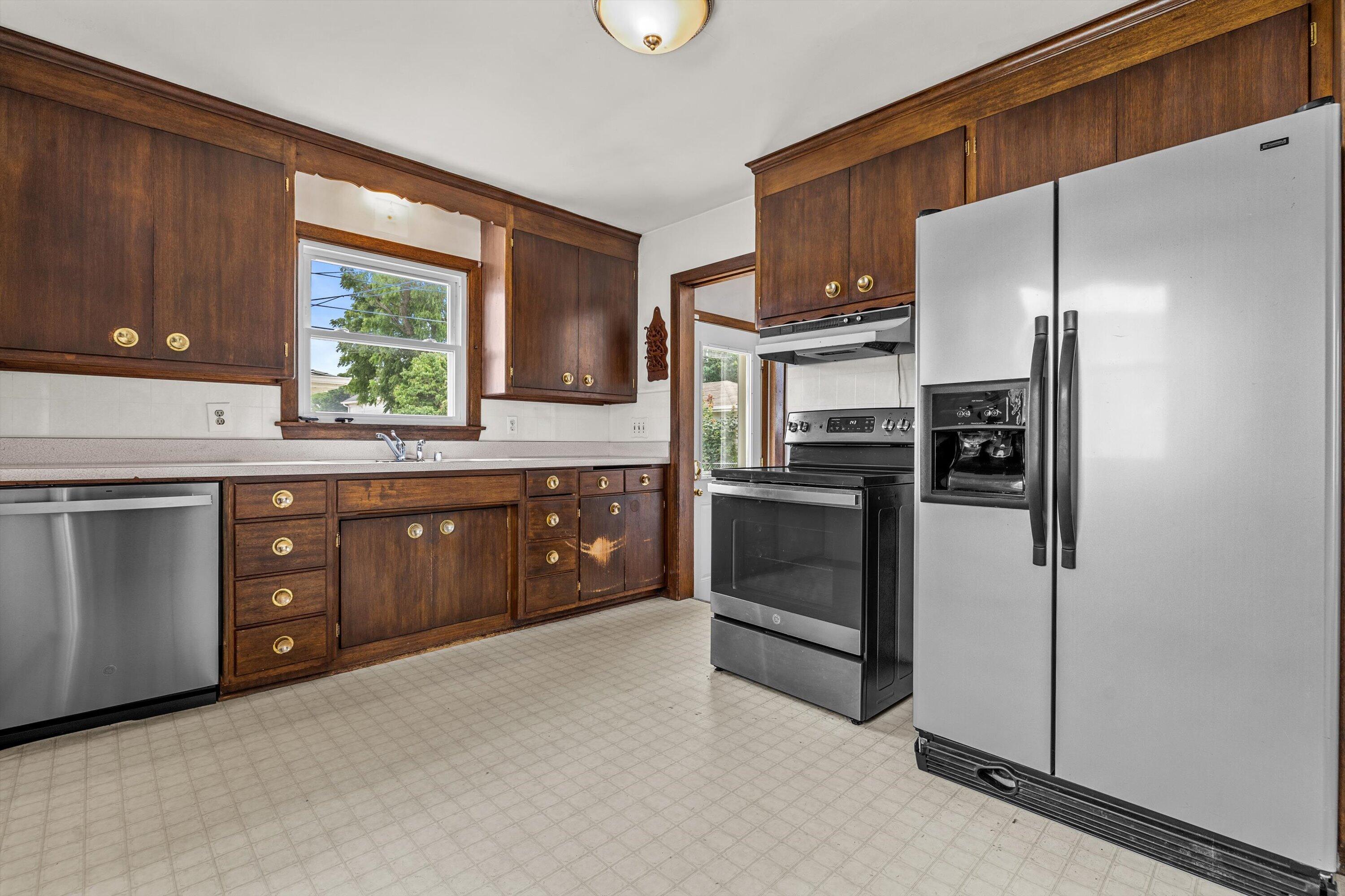 1815 Jupiter Avenue Racine, WI 53404 - Photo 8 of 34 Kitchen 1