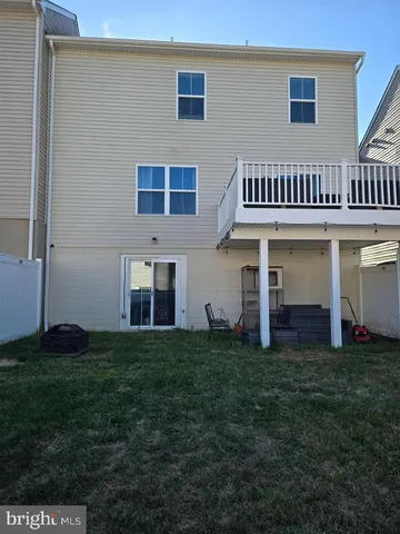 a view of front of house with a yard