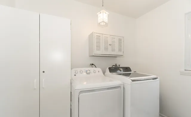 a en suite bathroom with a double vanity sink and a mirror