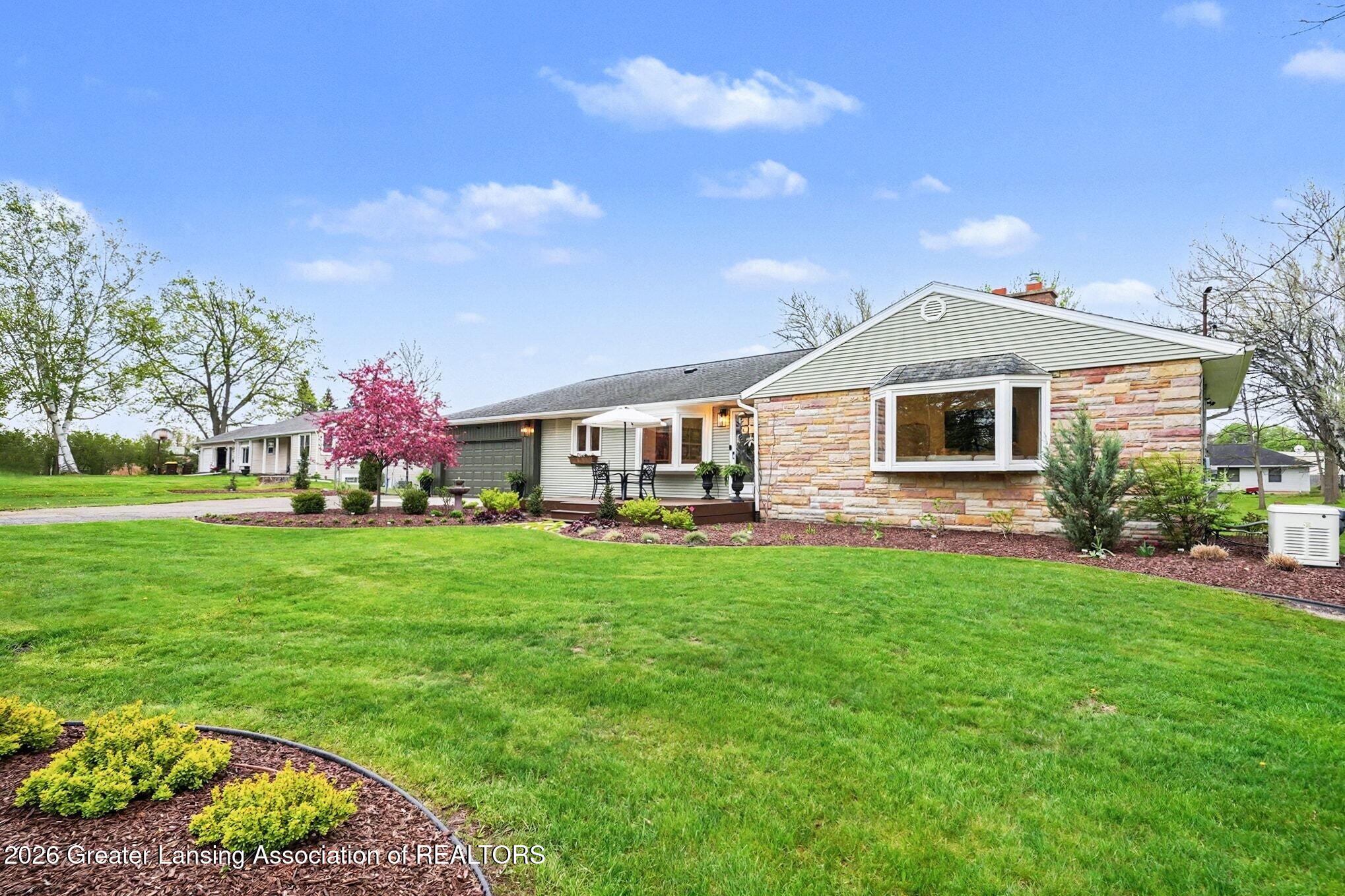 6285 Bishop Road Lansing, MI 48911 - Photo 4 of 38 004_file_8113