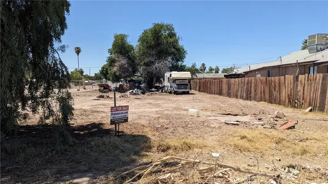 a view of a backyard of the house