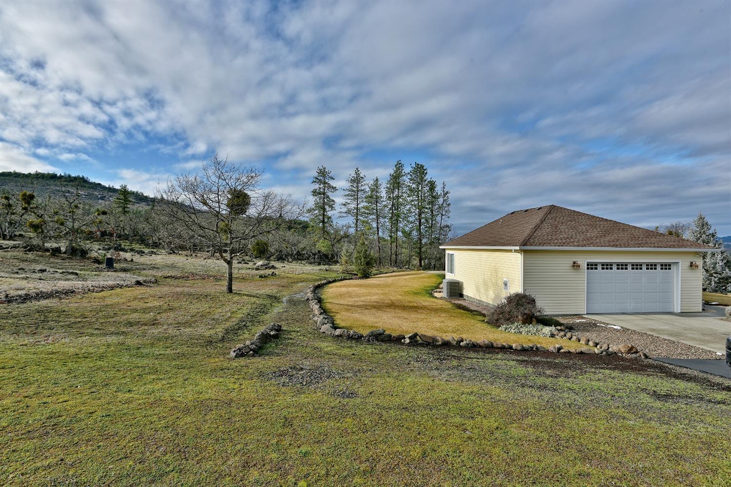 4774 South Fork Little Butte Creek Road Eagle Point, OR 97524 - Photo 4 of 34 View of back lawn area