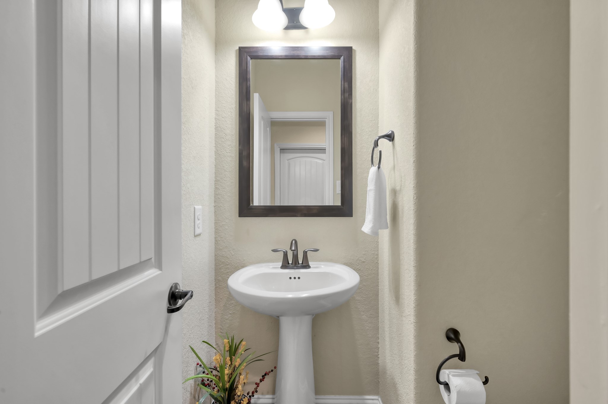 23 Rancher's Trail Tomball, TX 77375 - Photo 28 of 40 Powder bath downstairs.