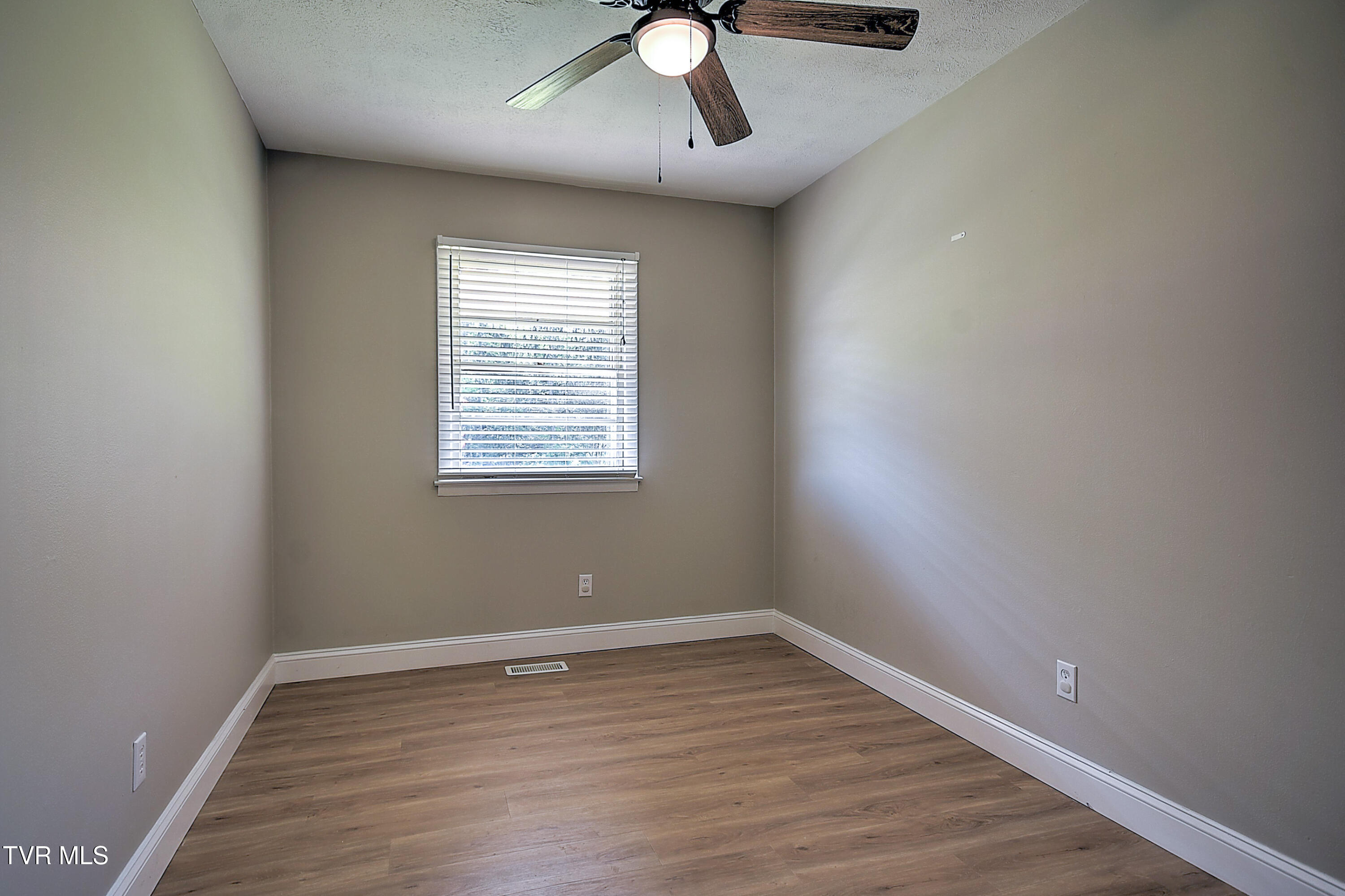 420 Ridgefields Road Kingsport, TN 37660 - Photo 23 of 41 420 Ridgefields Rd JG-24