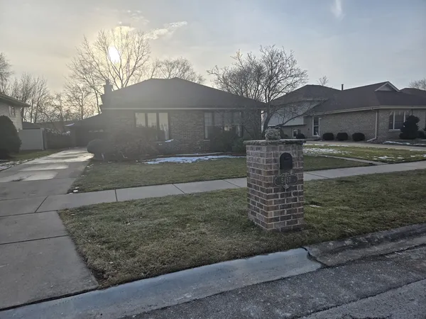 $470,000 | 5457 West 108th Place, Oak Lawn, IL 60453