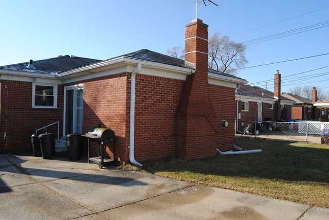 18565 Michael Eastpointe, MI 48021 - Photo 5 of 19 31105032-4.JPG