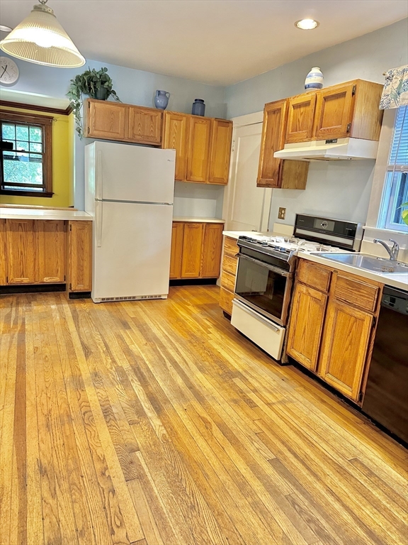 2 Twitchell Street Wellesley, MA 02482 - Photo 4 of 33 Gallery Image 4
