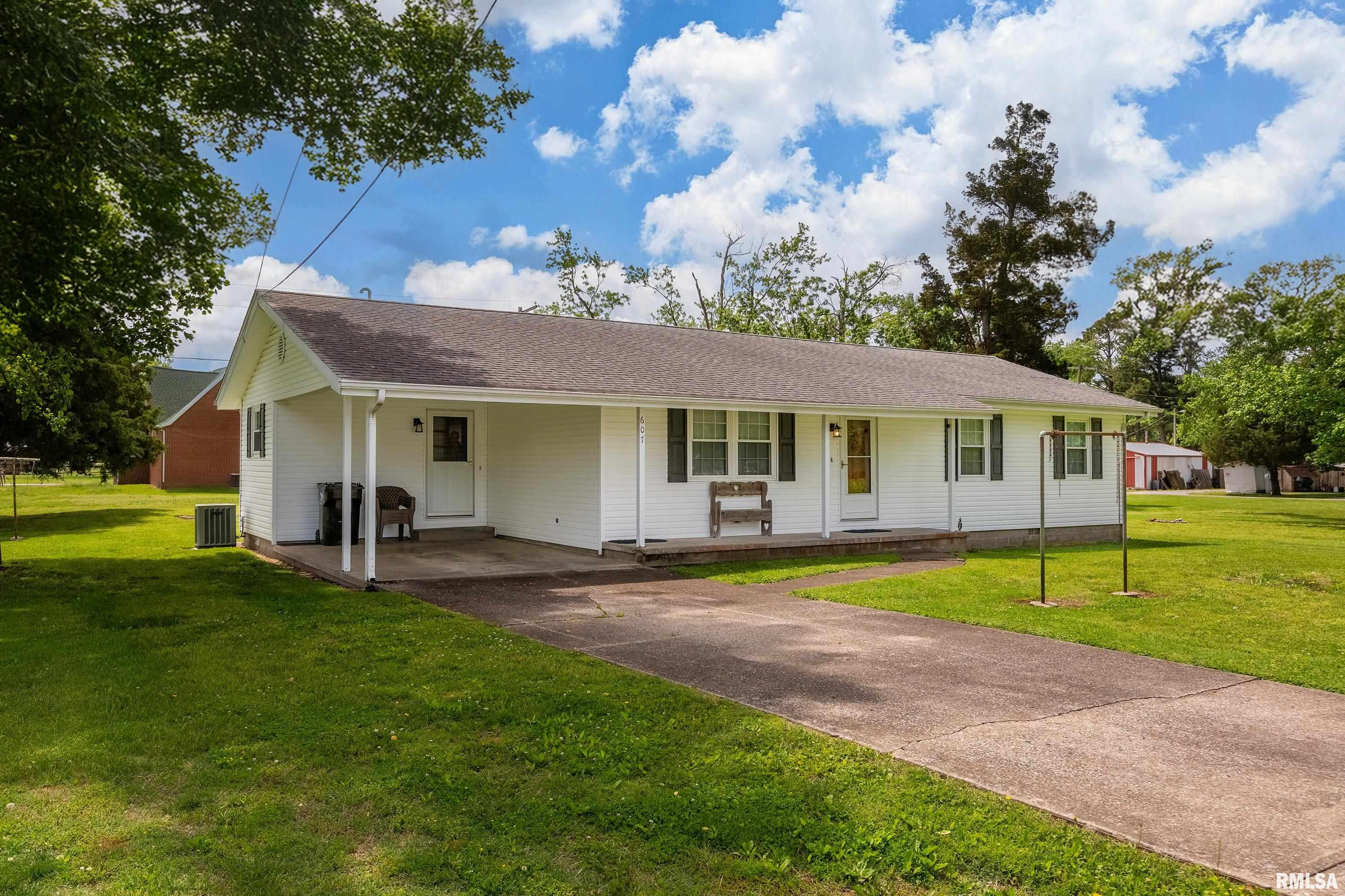 607 Mundy Street Eldorado, IL 62930 - Photo 1 of 32