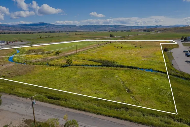 a view of an outdoor space