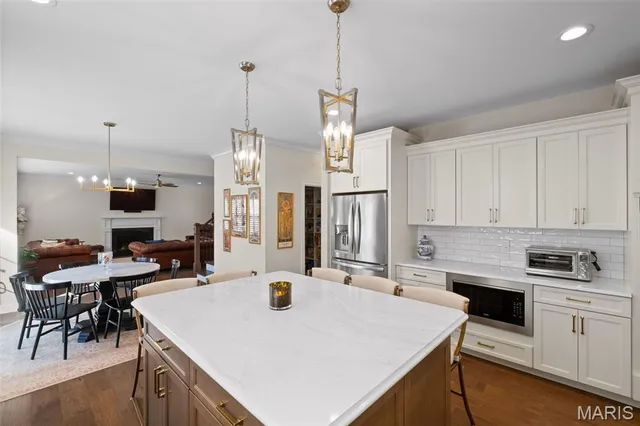 $1,700,000 | 4 Hillcrest Place, St. Louis, MO 63122