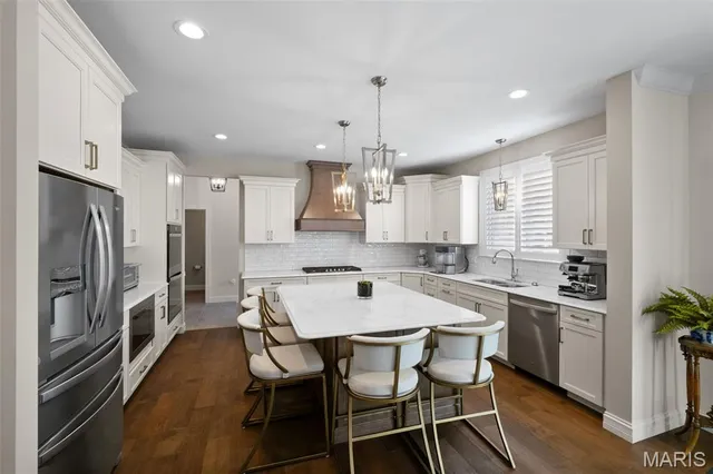 $1,700,000 | 4 Hillcrest Place, St. Louis, MO 63122