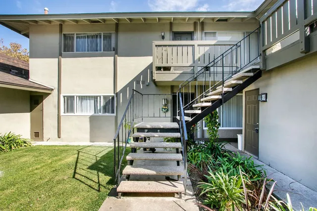 a view of entryway with a front door