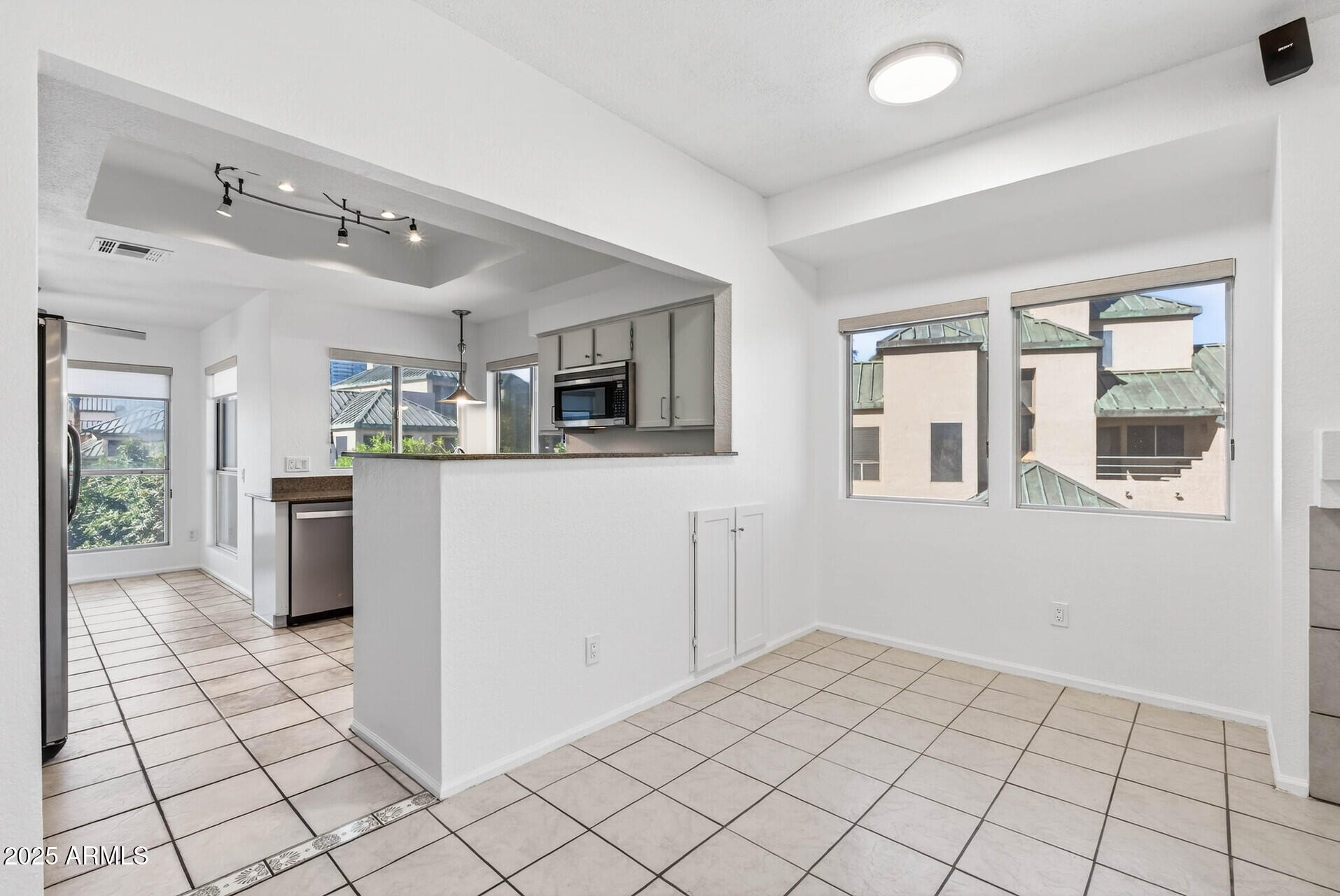 101 North 7th Street, Unit 245 Phoenix, AZ 85034 - Photo 10 of 37 a view of a big room with windows and cabinet
